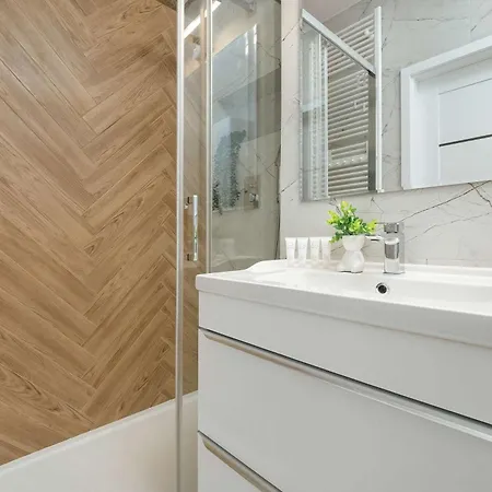 Tabaco Park Ii Modern With Parking Near Atlas Arena In By Renters